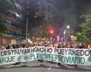 Marcha de antorchas en Caballito contra la construcción del Parque Lineal