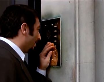 Un youtuber mostró una insólita y peligrosa reacción cuando se toca un portero eléctrico