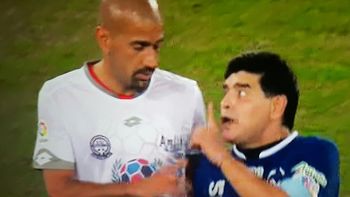 En pleno Partido por la Paz, Diego Maradona discutió con Juan Sebastián Verón En pleno Partido por la Paz, Diego Maradona discutió con Juan Sebastián Verón
