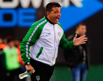 Banfield anunció que Vivas dirigirá frente a River su último partido