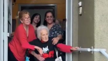 abuela ricotera se sumo a la despedida de indio solari: salio a la puerta del geriatrico a saludar a los fans abuela ricotera se sumo a la despedida de indio solari: salio a la puerta del geriatrico a saludar a los fans