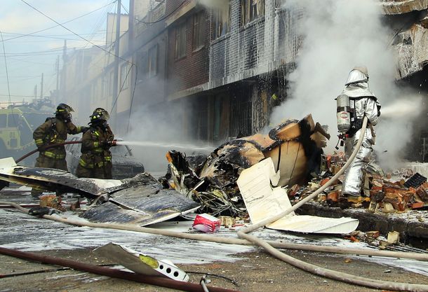 Cayó una avioneta sobre una panadería en Bogotá: al menos cinco muertos