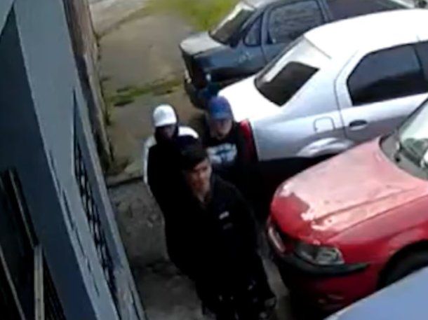 Una mujer enfrentó a tres ladrones con una botella de gaseosa para defender a su marido