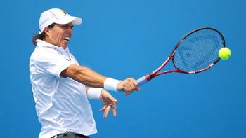 Carlos Berlocq conecta un revés durante su debut en el Abierto de Australia Carlos Berlocq conecta un revés durante su debut en el Abierto de Australia