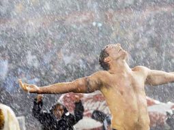 La imagen de Martín Palermo se hace poster con el festejo de este gol a Perú La imagen de Martín Palermo se hace poster con el festejo de este gol a Perú