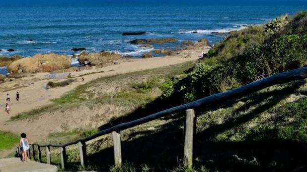 La Pedrera se ubica a poco más de 200 kilómetros de Montevideo. La Pedrera se ubica a poco más de 200 kilómetros de Montevideo.