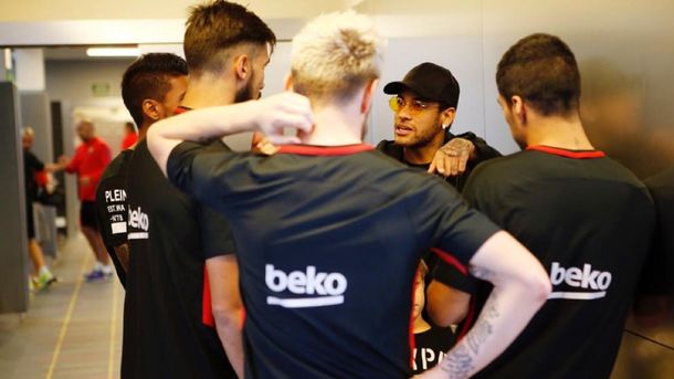 Neymar estuvo en el entrenamiento del Barcelona