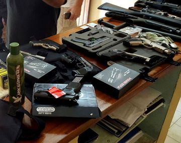 Tenía un arsenal y fue detenido mientras paseaba por la Costa