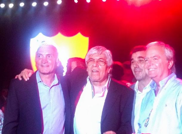 ¿Moyano cierra la grieta? El dirigente unió al oficialismo y la oposición en una foto
