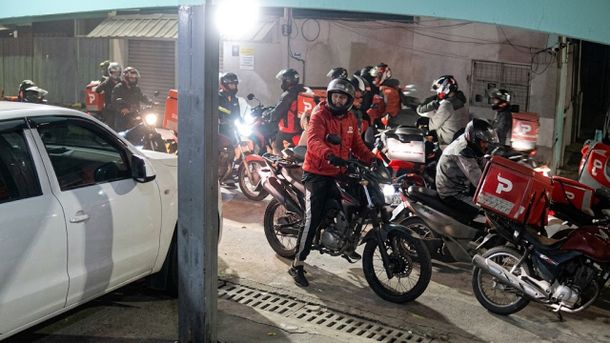 Repartidores atraparon a un ladrón, lo golpearon y lo desnudaron en la calle en Quilmes