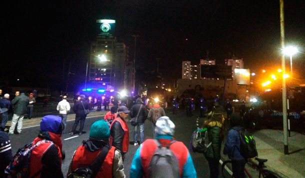 Tensión en el Puente Pueyrredón por un cordón de Prefectura que quedó entre manifestantes