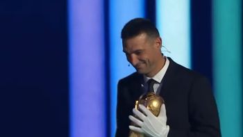 emocionante: scaloni ingreso al sorteo del mundial con la copa del mundo emocionante: scaloni ingreso al sorteo del mundial con la copa del mundo