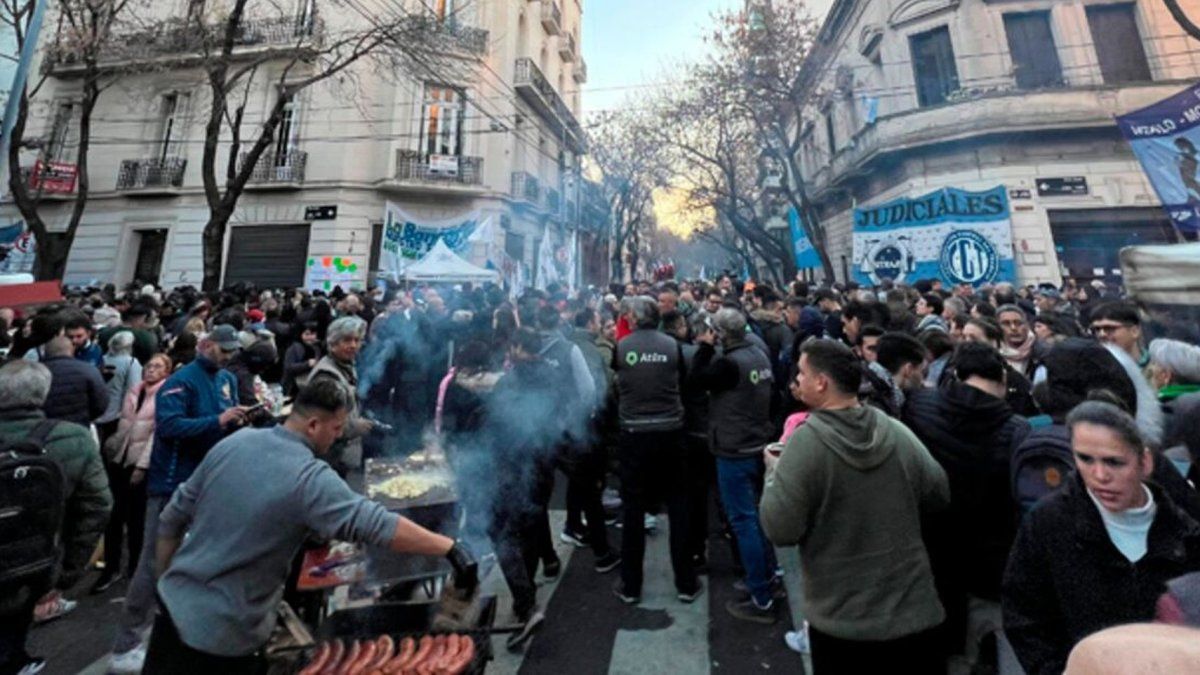 Sigue el acampe frente a la casa de Cristina Kirchner, en la previa a la marcha a Comodoro Py