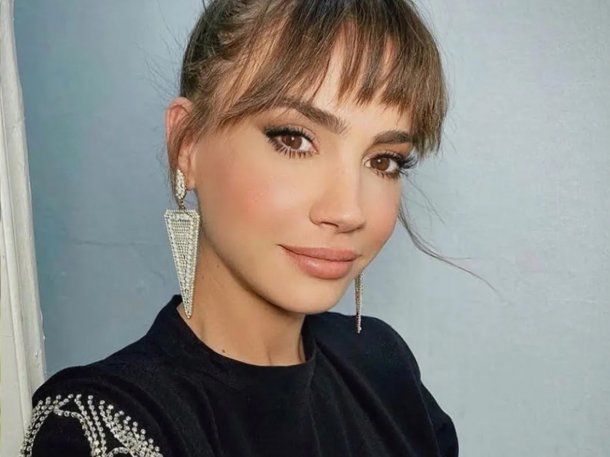 Celeste Cid, divertida en un bosque con una microbikini gris