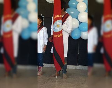 El alumno de la escuela 4507 de San Miguel, en Santa Victoria Este, fue abanderado descalzo