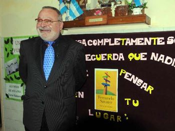 La felicidad es algo que hacemos que pase, la reflexión de un filósofo en español