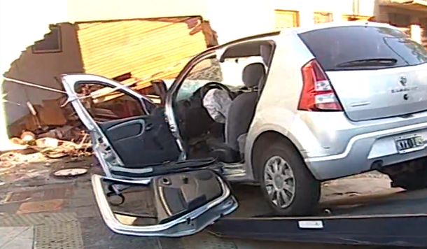 Así se incrustó el auto en Mataderos