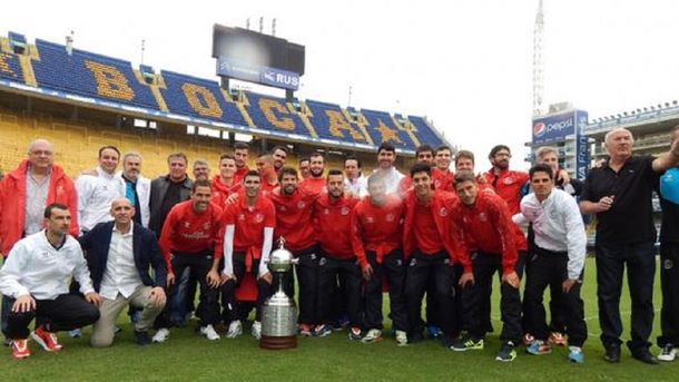 El rival de River se prepara: fue a conocer la Bombonera y posó con la Libertadores
