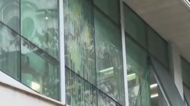 Paro de colectivo: choferes tiraron huevos a la sede de UTA donde se llevaba a cabo la reunión con el Gobierno