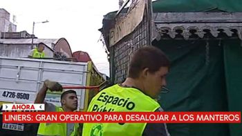Así trabaja el personal de la Ciudad para desalojar a los manteros Así trabaja el personal de la Ciudad para desalojar a los manteros