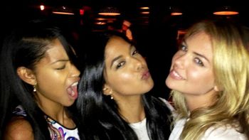 Upton y sus amigas se mostraron muy divertidas Upton y sus amigas se mostraron muy divertidas