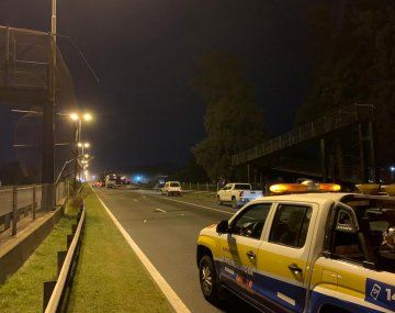 Un camión chocó y derrumbó un puente peatonal en el Acceso Oeste