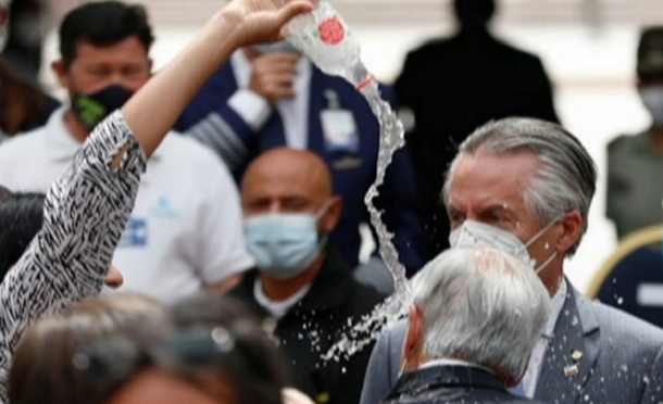 Una mujer le tiró agua a Sebastián Piñera durante un acto en Chile
