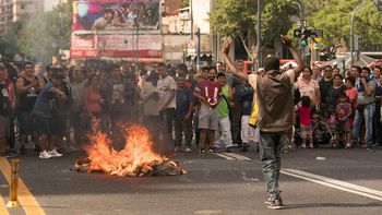 Los manteros cortan la avenida Pueyrredón Los manteros cortan la avenida Pueyrredón