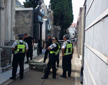 Quiso hacerse el gracioso y se le cayó una estatua 