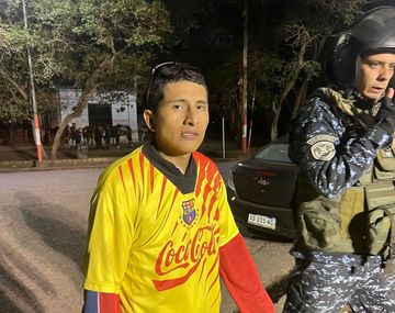 Un hincha de Barcelona tiró una bengala a la tribuna de Estudiantes