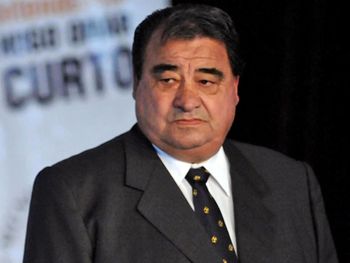 Pasó de cazar traidores a juntarse y armar listas con ellos
