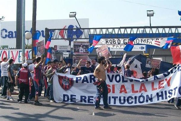 Carrefour se defiende de la Vuelta a Boedo de San Lorenzo