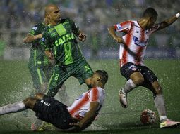 El jugador del Chapecoense Gil (al centro) disputa la pelota balón con Pérez (abajo) y Balanta (a la derecha) del Junior El jugador del Chapecoense Gil (al centro) disputa la pelota balón con Pérez (abajo) y Balanta (a la derecha) del Junior