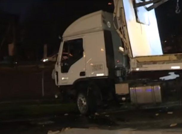 Caos en Acceso Oeste por un camión que volcó su carga