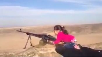 una nena kurda atacando al isis una nena kurda atacando al isis