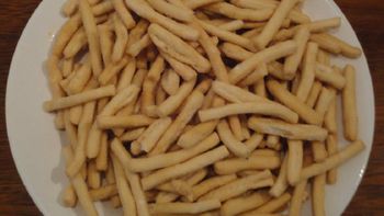 Peligro snacks: ANMAT prohibió palitos salados, tabla de picadas y un maní cervecero