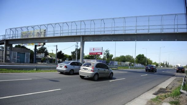 La joven fue arrojada desde cinco metros de altura y se encuentra en grave estado
