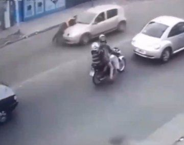 Atropelló y arrastró a un agente de tránsito: investigan si conducía un auto robado