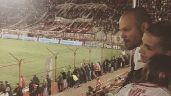 René de Calle 13, Soledad Fandiño y Milo en la cancha de Huracán René de Calle 13, Soledad Fandiño y Milo en la cancha de Huracán