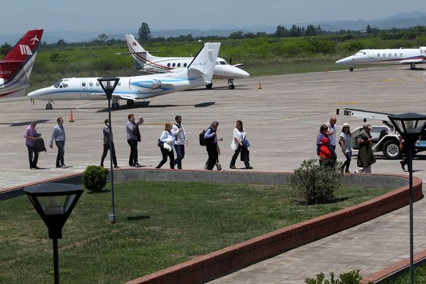 Nada cambia: los 15 aviones privados de los dirigentes de Macri en Jujuy