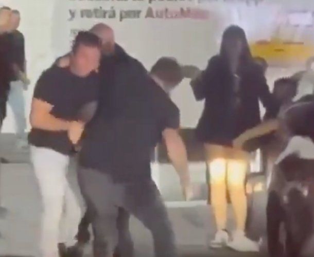 Mar del Plata: se agarraron a piñas en un autoservicio de comidas rápidas mientras esperaban el pedido