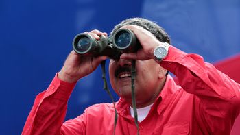 Nicolás Maduro observando con largavistas la marcha de los chavistas Nicolás Maduro observando con largavistas la marcha de los chavistas