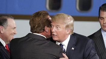 Donald Trump abrazando a un hombre Donald Trump abrazando a un hombre