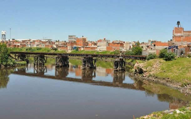 Un ladrón se tiró al Riachuelo para escaparse de la policía: no lo encuentran