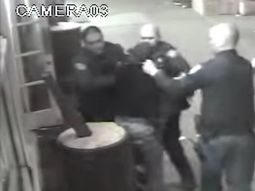 policias atacaron a un hombre que grabo cuando un oficial acoso a una mujer policias atacaron a un hombre que grabo cuando un oficial acoso a una mujer