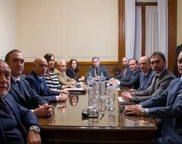 Guillermo Francos en su primera reunión en el Senado.