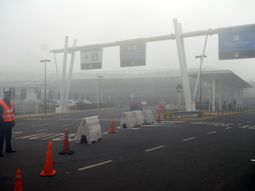 Siguen las demoras y cancelaciones con los vuelos por la niebla