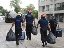 bomberos asisten a vecinos para ingresar en viviendas a recuperar pertenencias bomberos asisten a vecinos para ingresar en viviendas a recuperar pertenencias