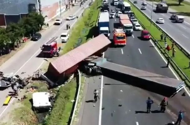 Campana: vecinos quisieron llevarse cerveza de un camión volcado y los dispersaron a los tiros