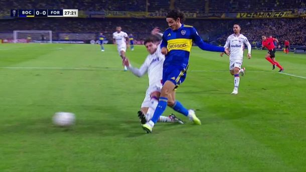 El penal que pidió todo Boca: fuerte cruce a Cavani que terminó con la media rota